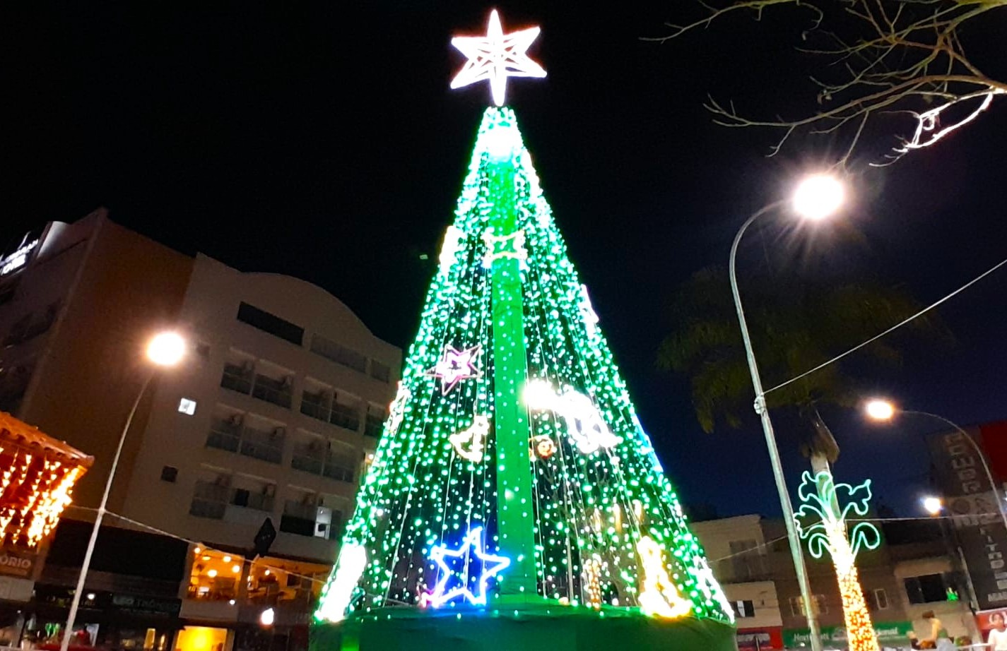 Pinheiros acende iluminação natalina na Praça Baiana nesta segunda-feira (1º)